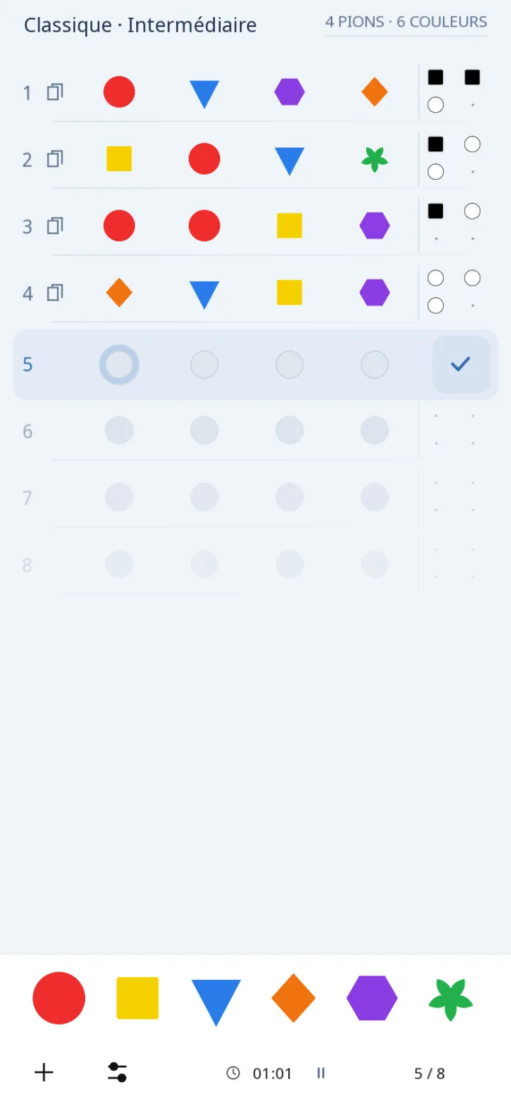 Partie de Code Breaker sur téléphone, thème clair, en mode Accessibilité : chaque couleur est dessinée avec sa propre forme plate (rond, carré, triangle, losange, hexagone, étoile), et les indices sont de petits carrés noirs et de petits ronds blancs.
