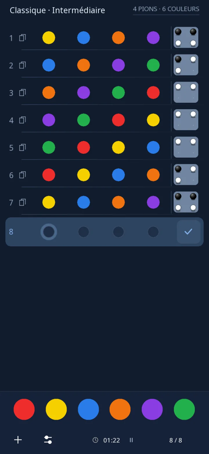 Partie de Code Breaker sur téléphone, thème sombre, en mode Classique au niveau Intermédiaire : plusieurs lignes de pions de couleur déjà jouées, chacune avec ses petits pions d’indices noirs et blancs dans un cadre, la ligne suivante vide et la palette des couleurs en bas de l’écran.